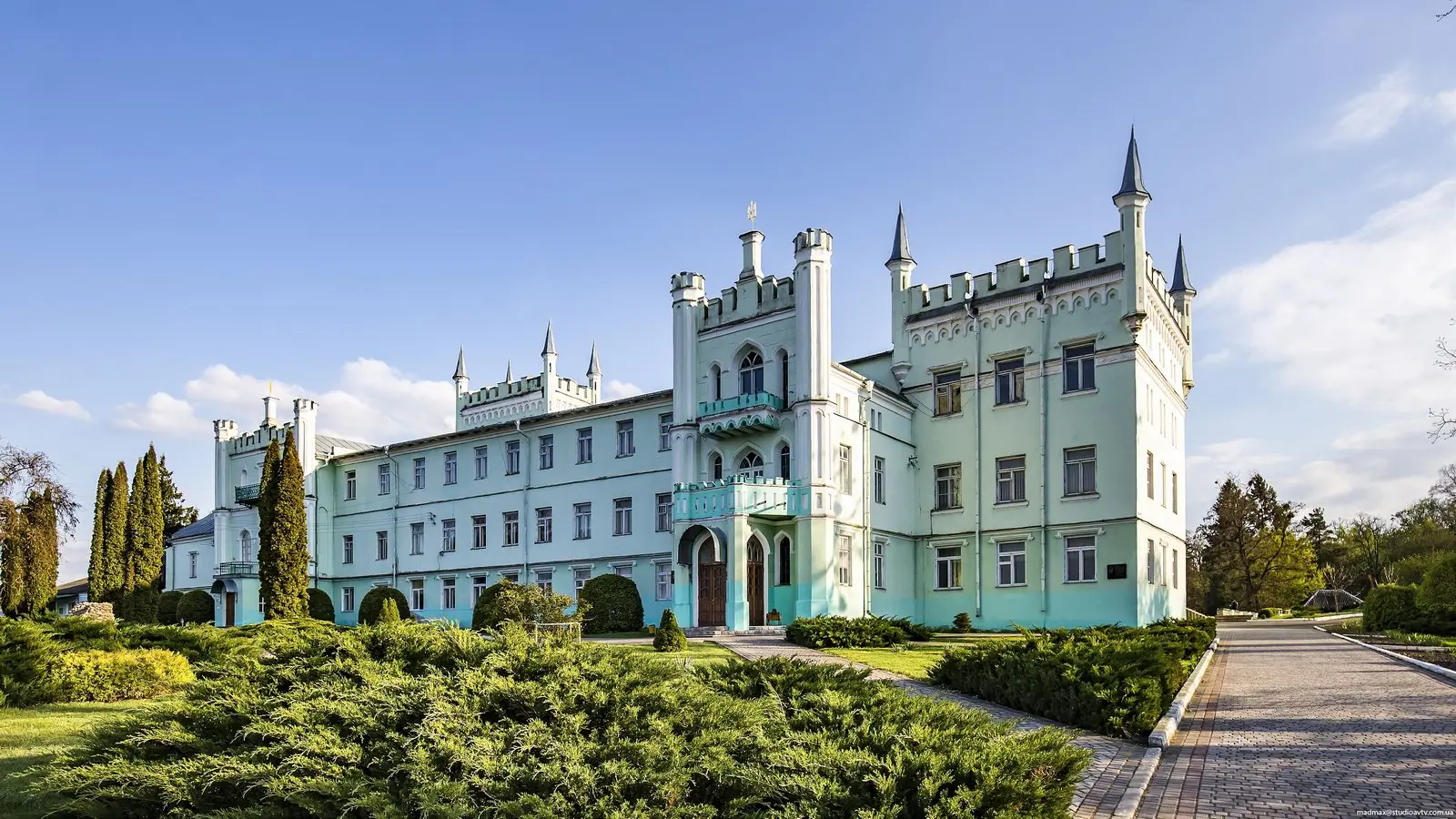 Палац із зубчастими вежами Палац із зубчастими вежами — Білокриниця