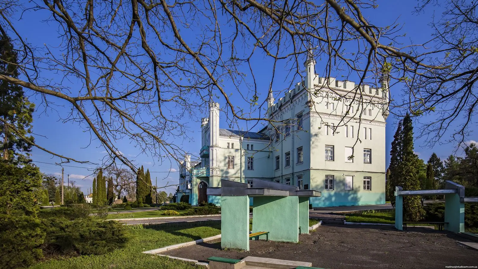 Палац крізь гілки дерев Палац крізь гілки дерев — Білокриниця