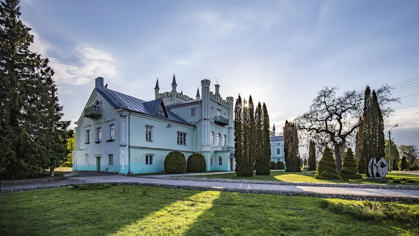 Палац серед кипарисів Палац серед кипарисів — Білокриниця