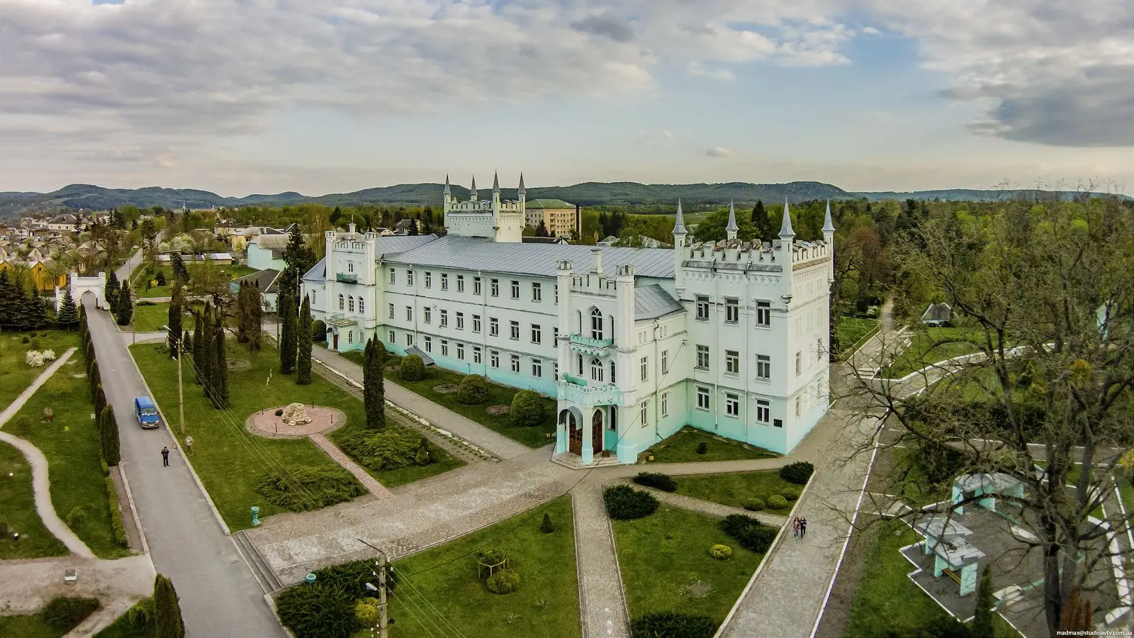 Палац і алеї парку з висоти Палац і алеї парку з висоти — Білокриниця