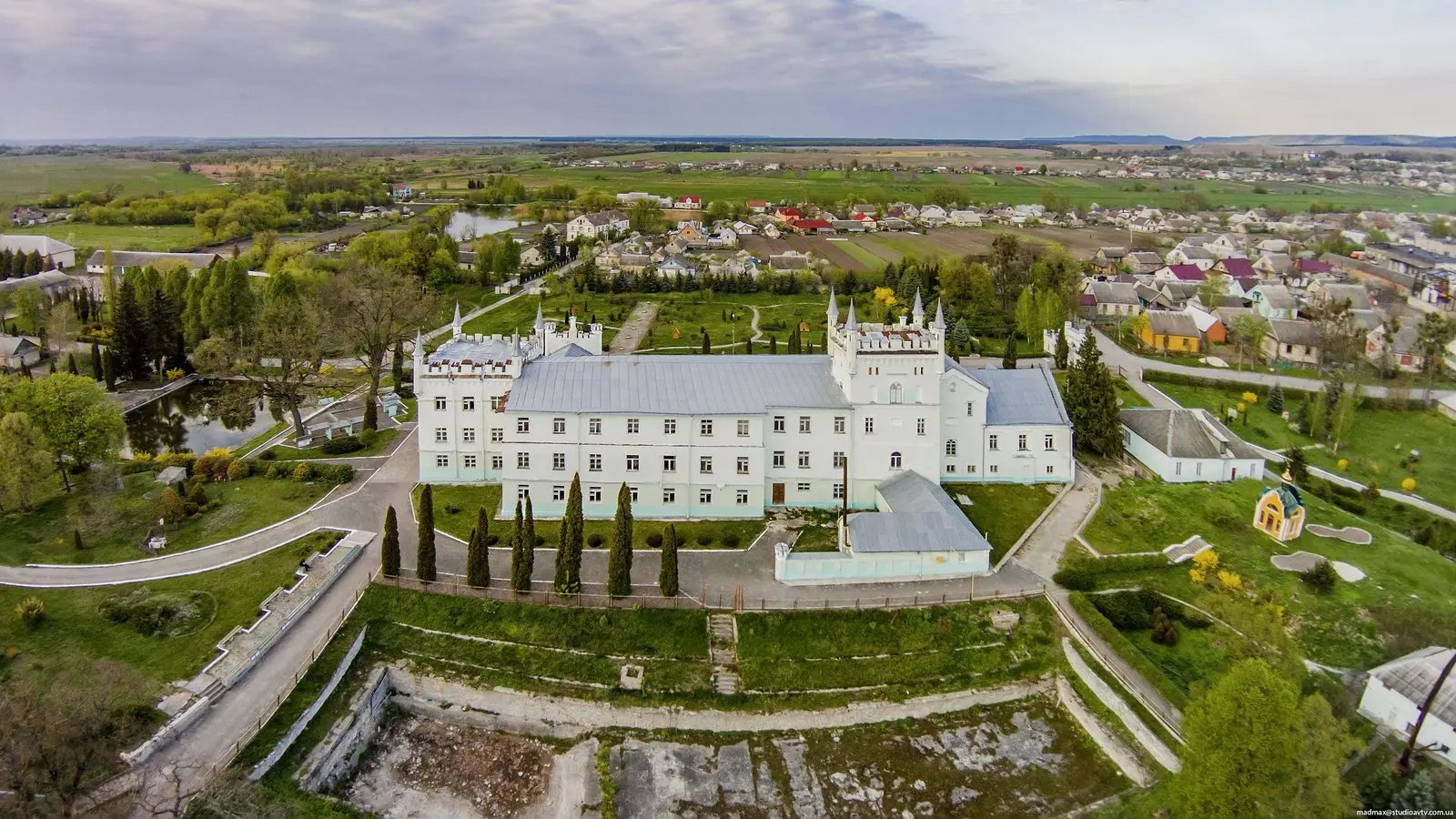 Палац над терасами парку Палац над терасами парку — Білокриниця