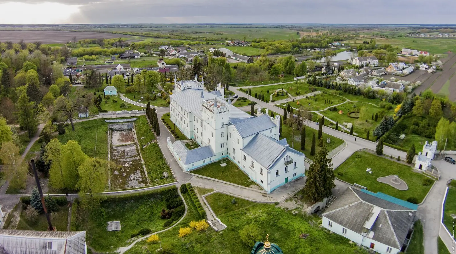 Палац серед саду з висоти Палац серед саду з висоти — Білокриниця