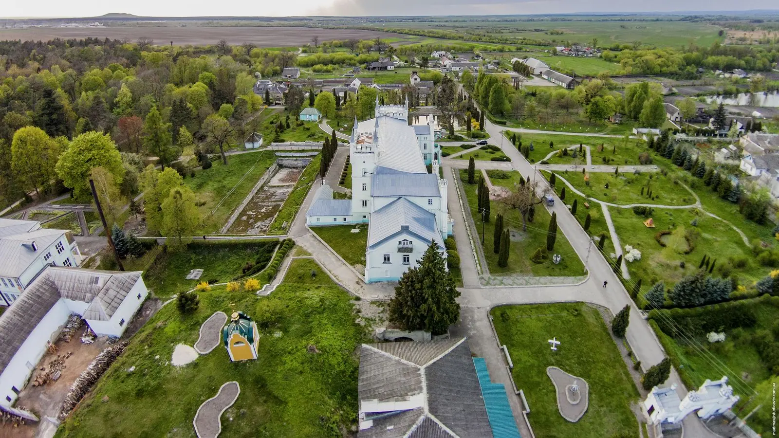 Крило палацу з висоти Крило палацу з висоти — Білокриниця