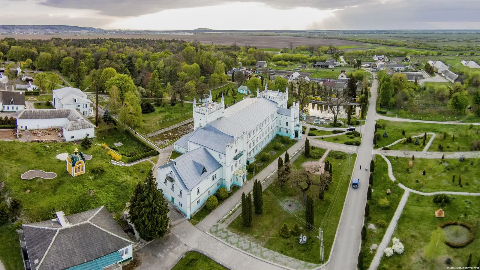 Палац і околиці з дрона Палац і околиці з дрона — Білокриниця