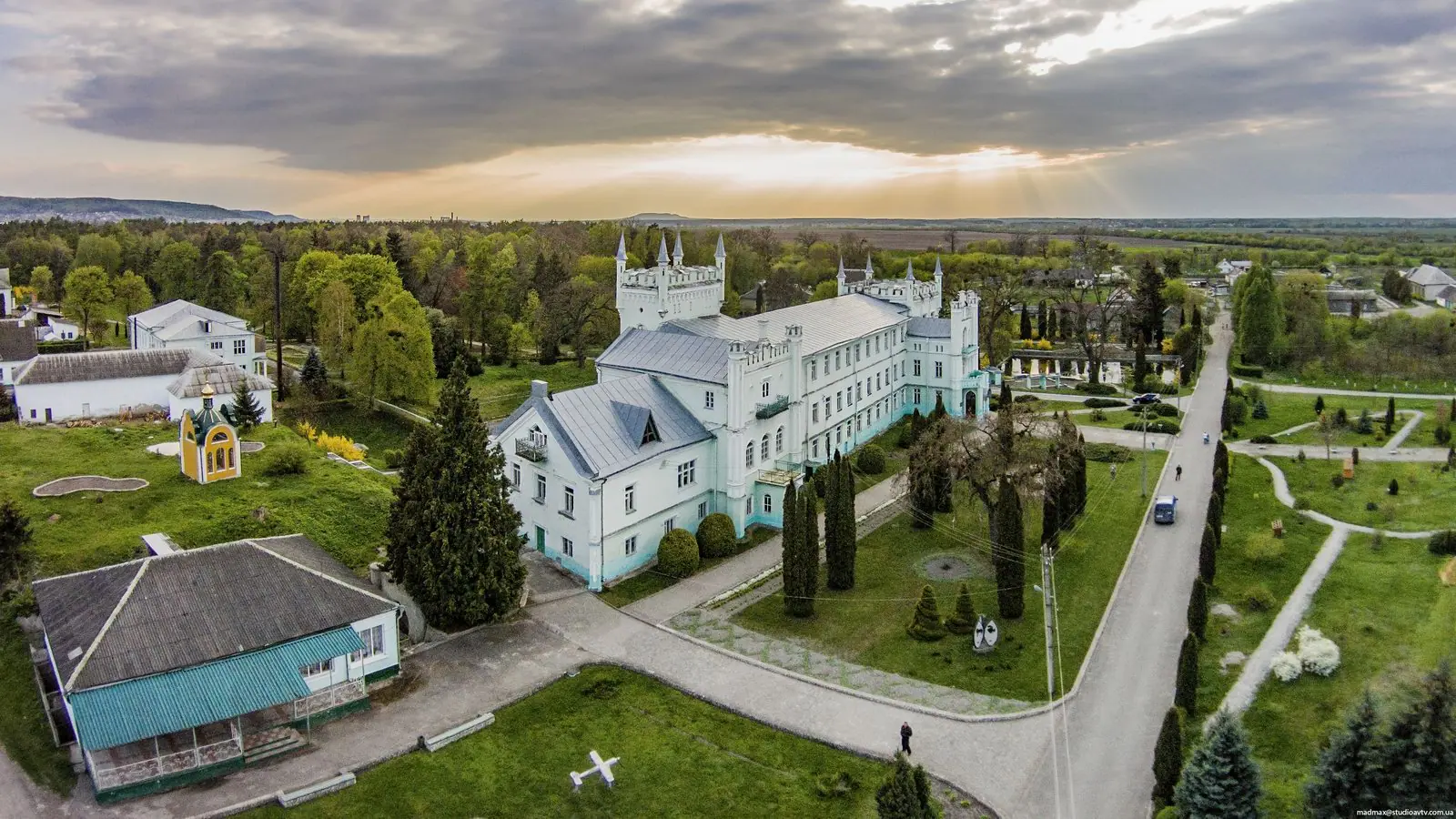 Палац на заході сонця з висоти Палац на заході сонця з висоти — Білокриниця
