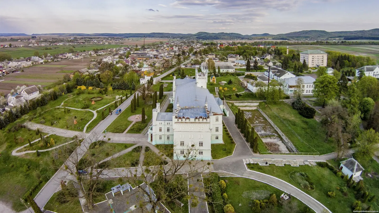 Палац і село з висоти Палац і село з висоти — Білокриниця