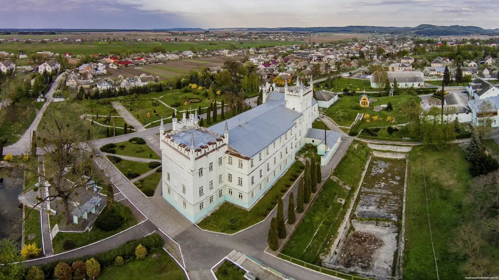 Палац і доріжки парку з висоти Палац і доріжки парку з висоти — Білокриниця
