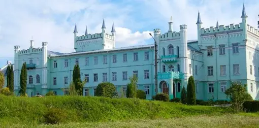 Палац у Білокриниці, видно залишки валів Палац у Білокриниці, видно залишки валів — Білокриниця
