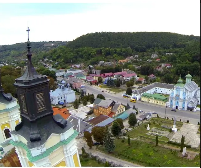 Кременець і храм з висоти Кременець і храм з висоти — Кременець