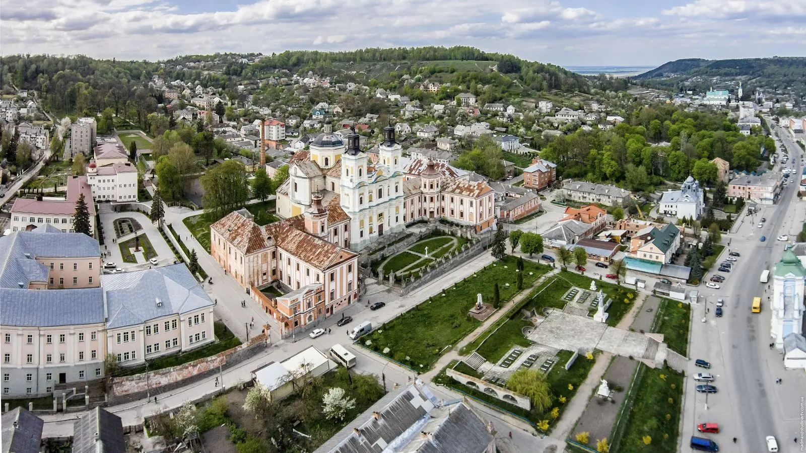 Колегіум і собор з висоти Колегіум і собор з висоти — Кременець