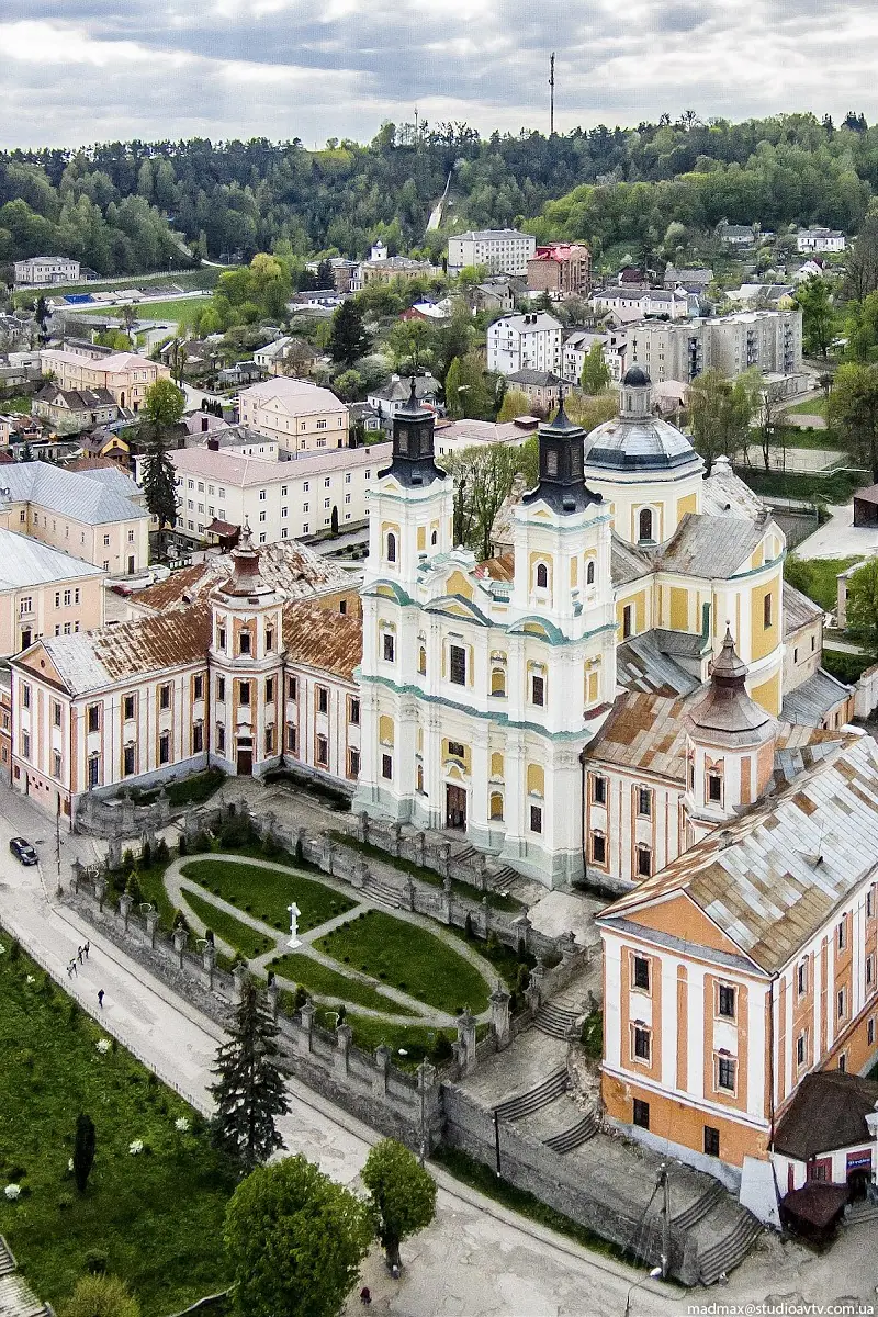 Собор і корпуси колегіуму — вертикальне аерофото Собор і корпуси колегіуму — вертикальне аерофото — Кременець