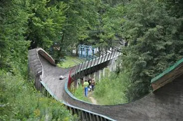 Люди біля траси влітку Люди біля траси влітку — Кременець