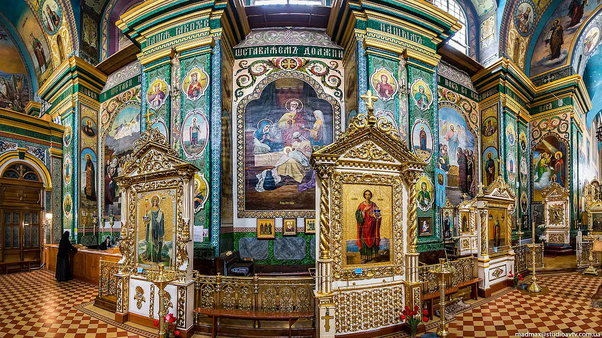 Інтер'єр із іконами — Кременець