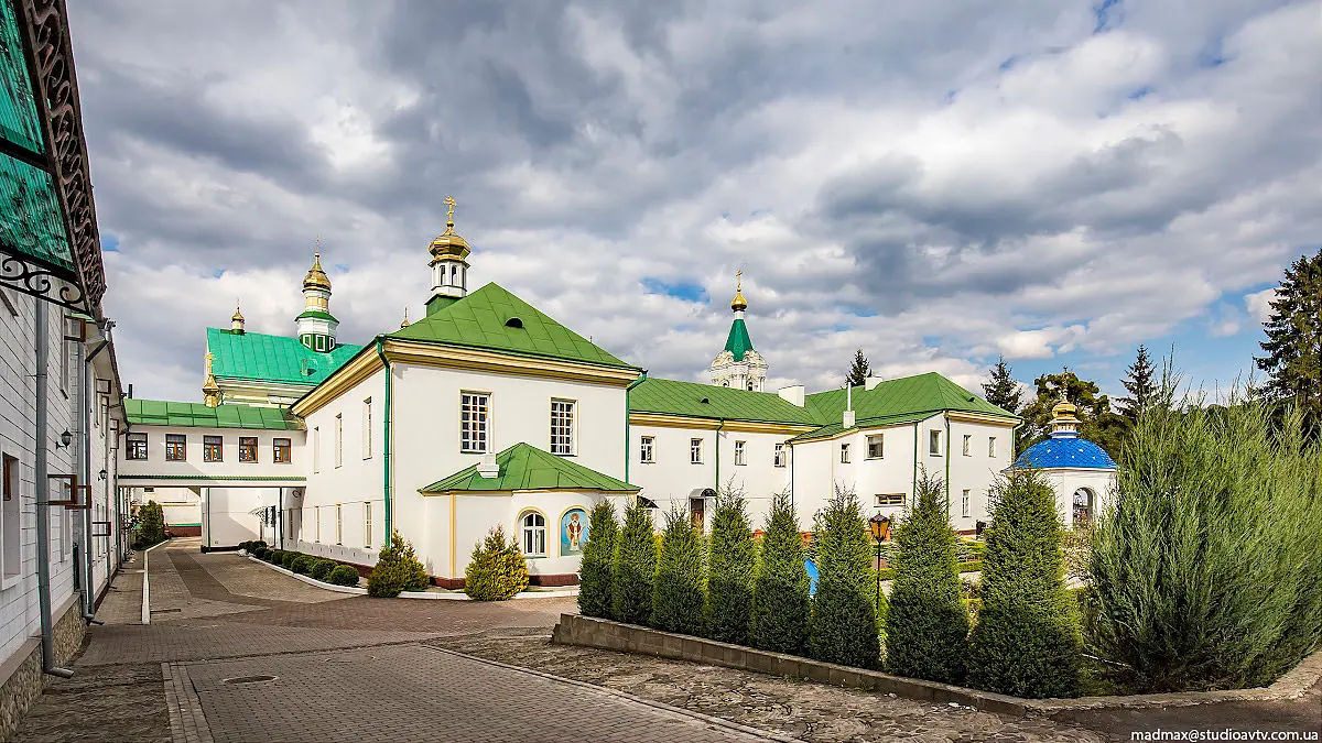 Монастирський храм із зеленими дахами — Кременець