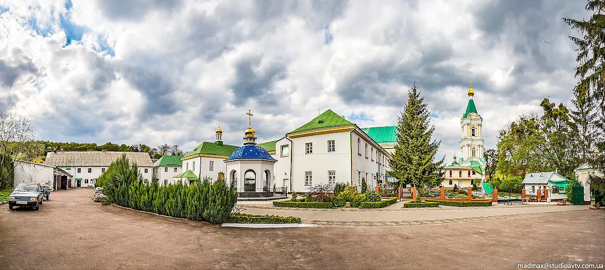 Подвір'я монастиря — Кременець
