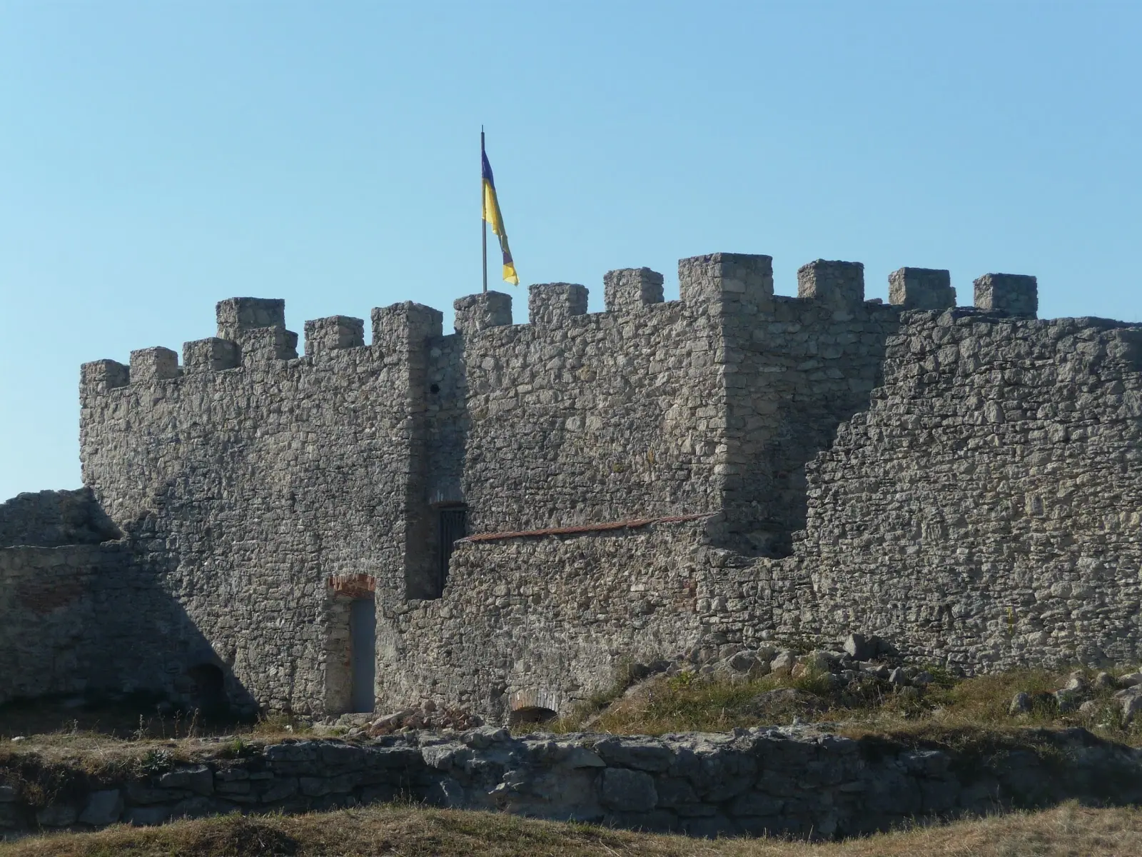 Мур із зубцями і прапор на вершині Бони Мур із зубцями і прапор на вершині Бони — Кременець