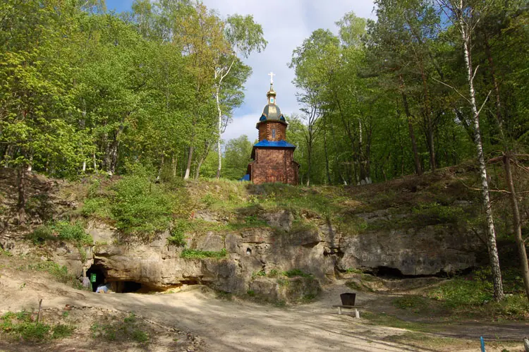 Дерев'яна каплиця в лісі — Кременець
