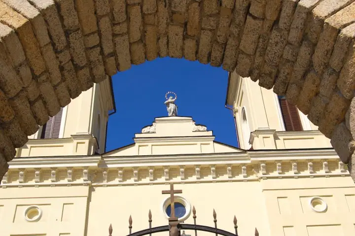 Фасад храму крізь арку — Кременець