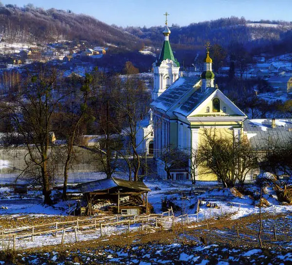 Церква серед засніжених пагорбів — Кременець