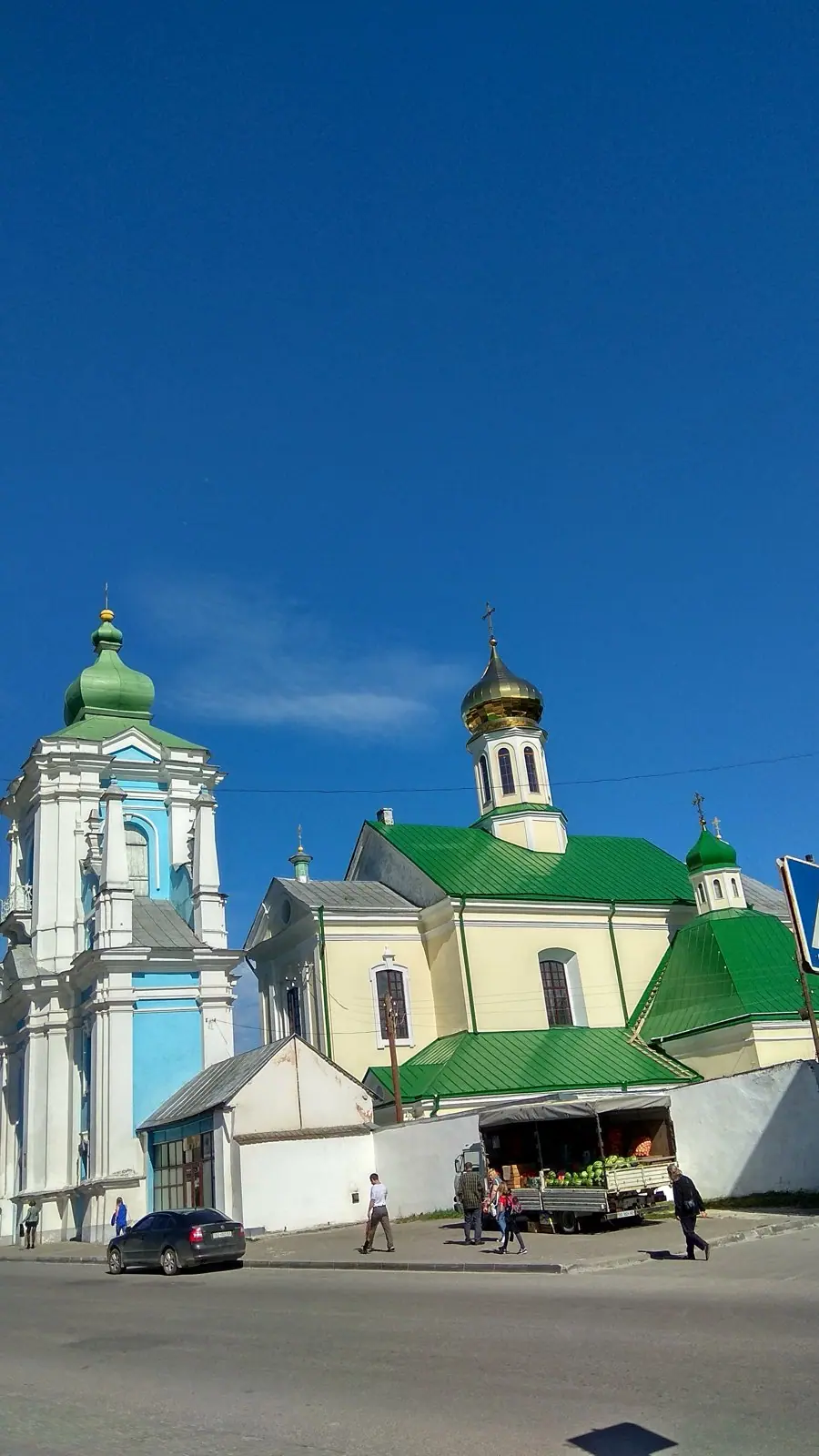 Храм із зеленим дахом і блакитною дзвіницею — Кременець