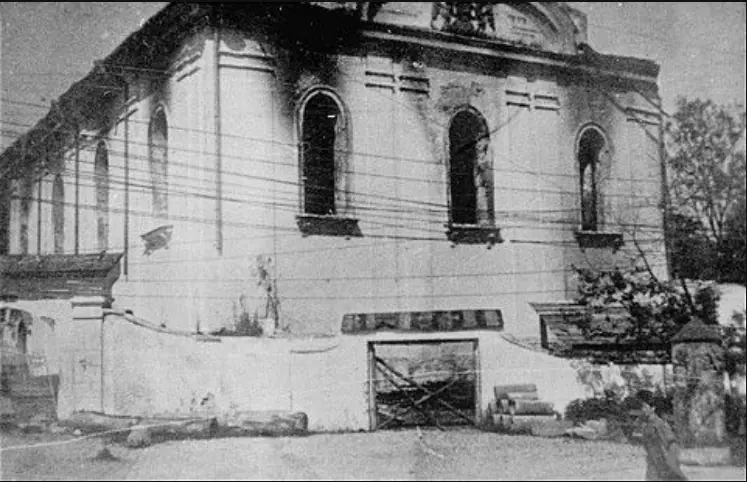Обгоріла будівля на старому фото — Кременець