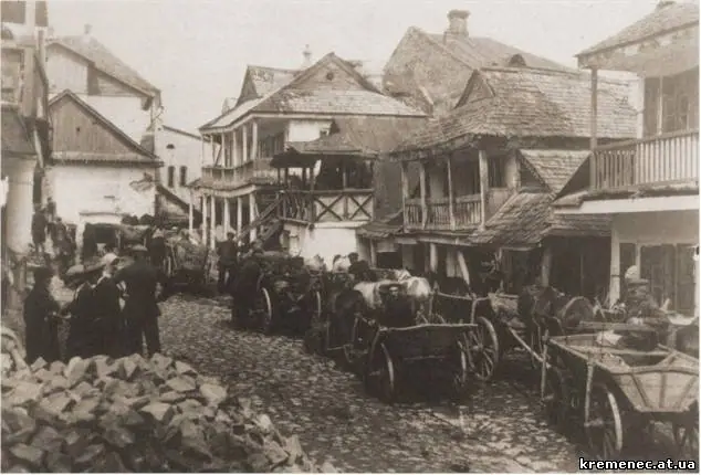 Торговий день серед будинків з ганками, старе фото — Кременець