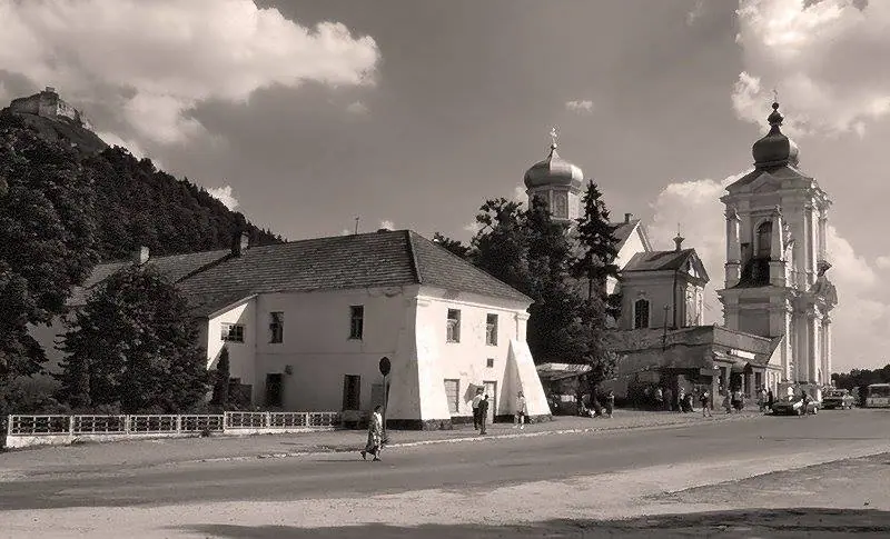 Храм і будинок на старому фото — Кременець