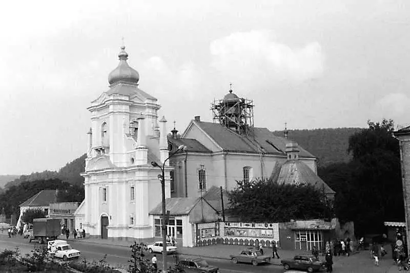 Храм із дзвіницею на старому фото — Кременець