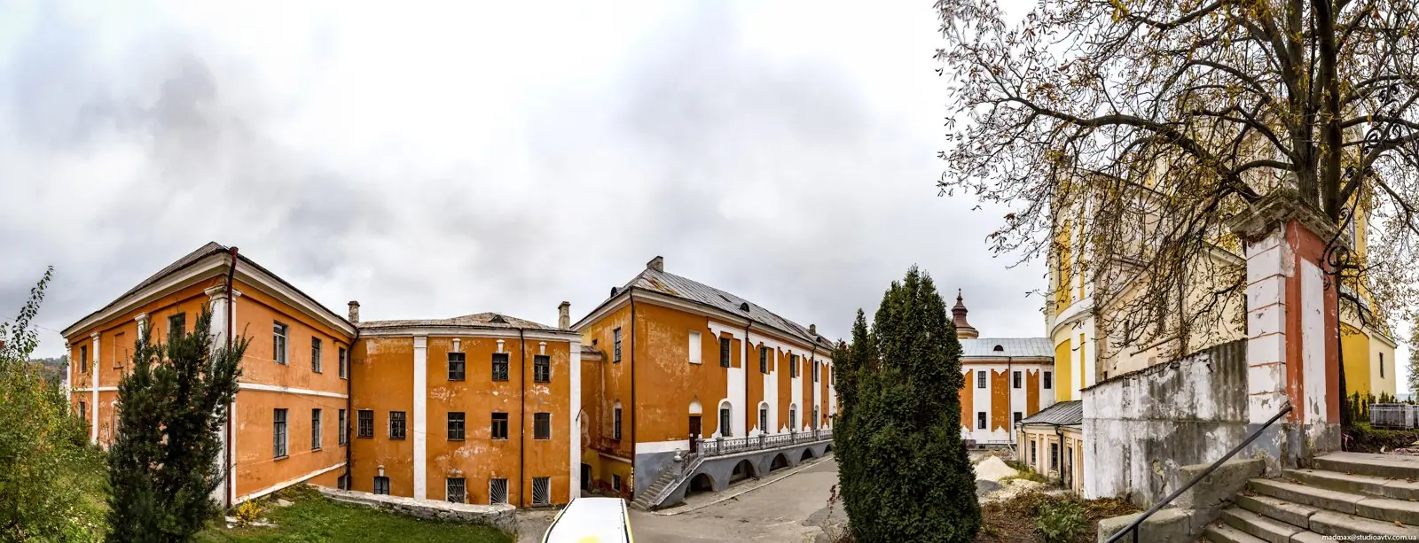 Панорама подвір'я колегіуму Панорама подвір'я колегіуму — Кременець