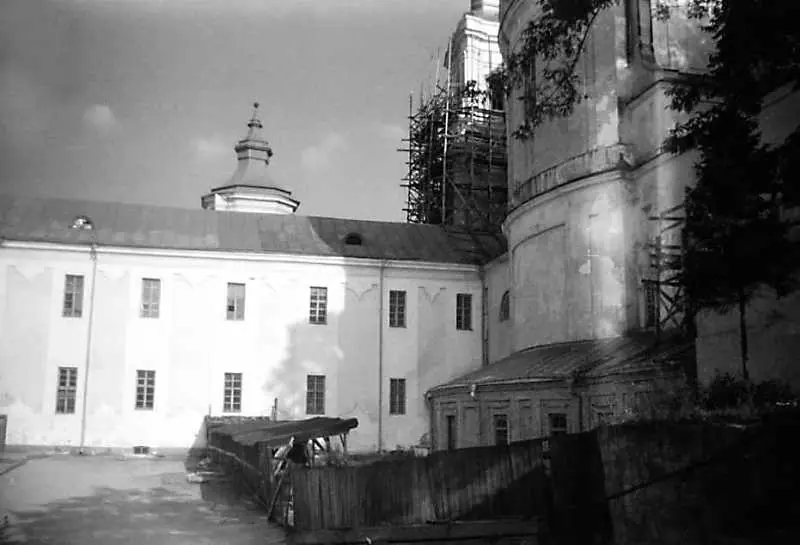 Подвір'я колегіуму на старому фото Подвір'я колегіуму на старому фото — Кременець