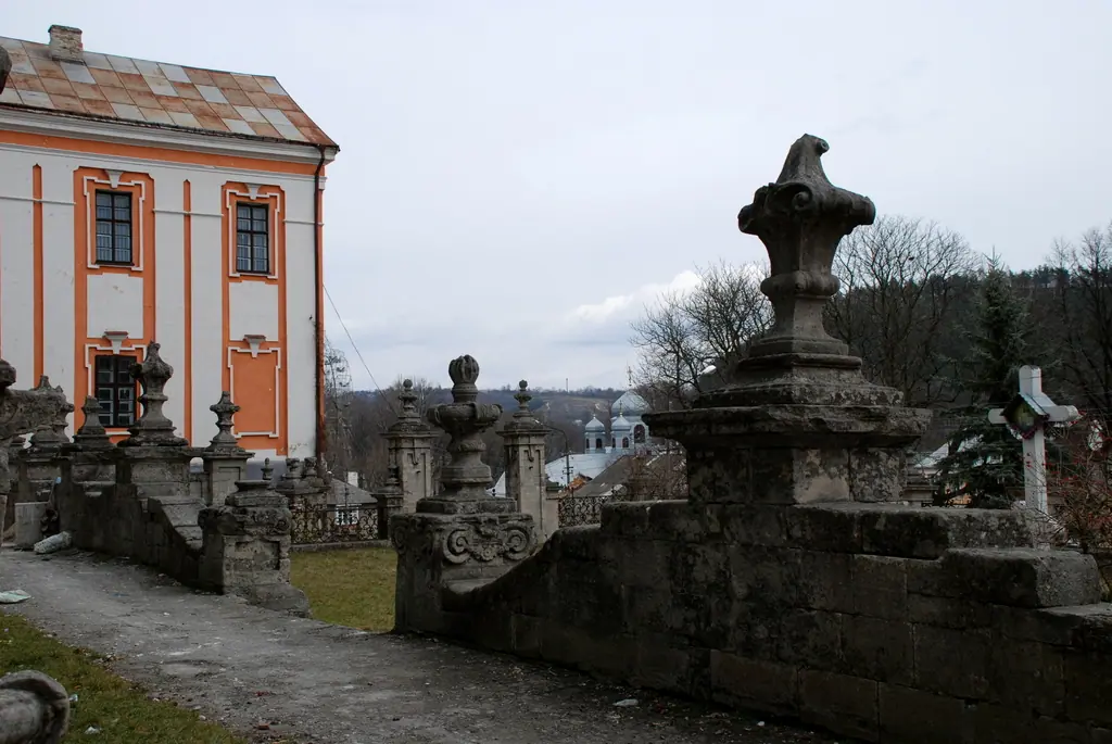 Барокові вази біля колегіуму Барокові вази біля колегіуму — Кременець