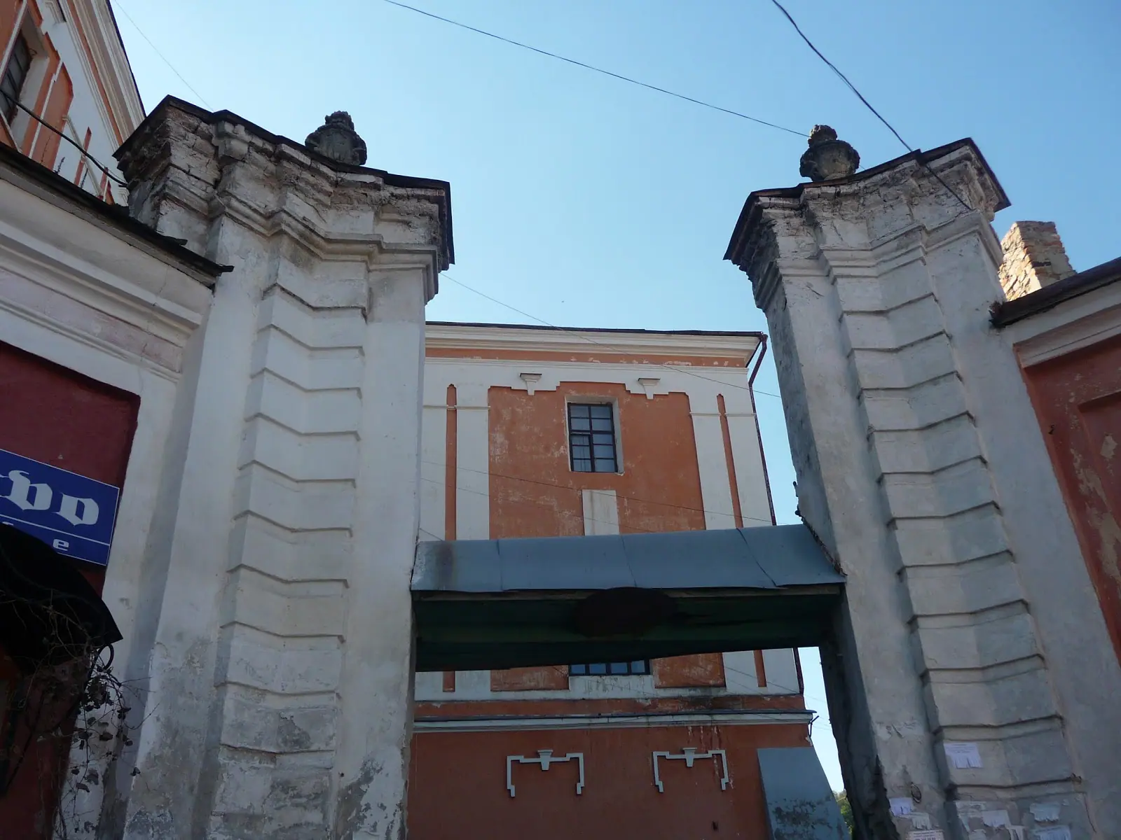 Барокова брама до подвір'я колегіуму Барокова брама до подвір'я колегіуму — Кременець