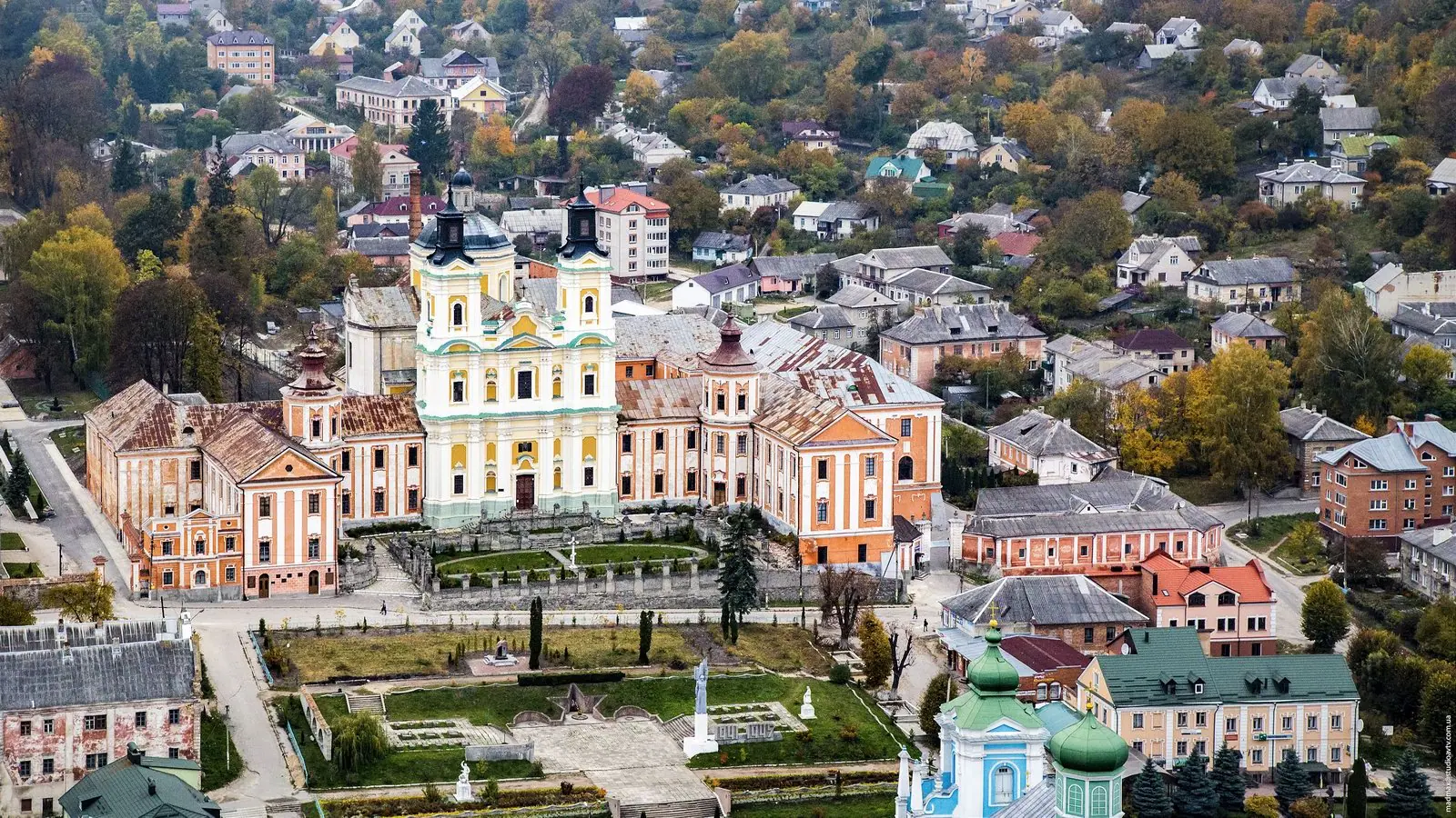 Колегіум і центр міста з висоти восени Колегіум і центр міста з висоти восени — Кременець