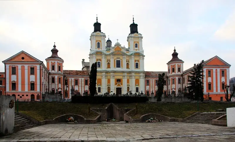 Фасад колегіуму (фото blog.martatrotsiuk) Фасад колегіуму (фото blog.martatrotsiuk) — Кременець