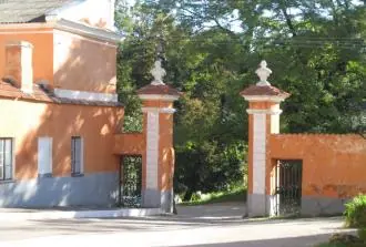 Брама до території Ліцею Брама до території Ліцею — Кременець
