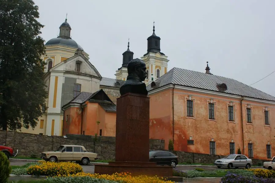 Колегіум і пам'ятник Колегіум і пам'ятник — Кременець