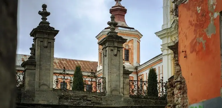 Брама колегіуму з вазонами Брама колегіуму з вазонами — Кременець