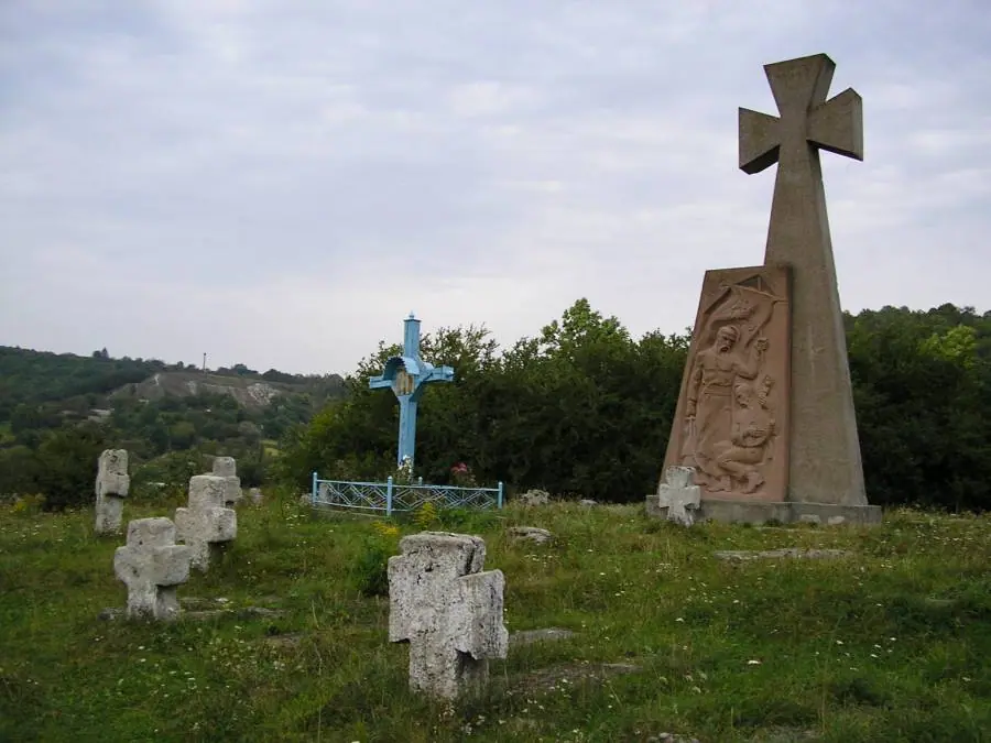 Пам'ятний хрест і старі надгробки — Кременець