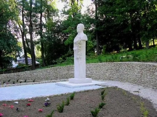 Біле погруддя на постаменті — Кременець