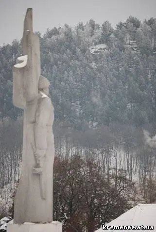 Пам'ятник узимку — Кременець