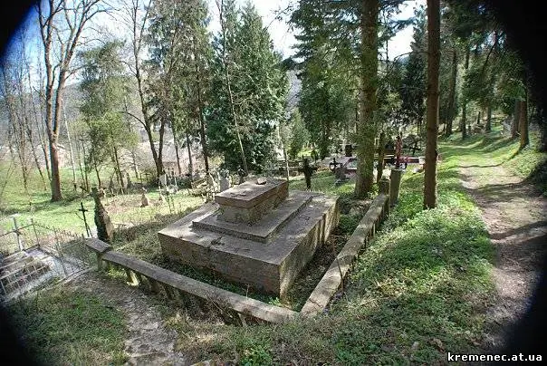 Старий надгробок у лісі — Кременець