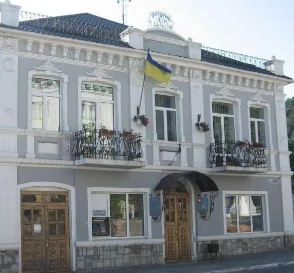 Відреставрований будинок із прапором Відреставрований будинок із прапором — Кременець