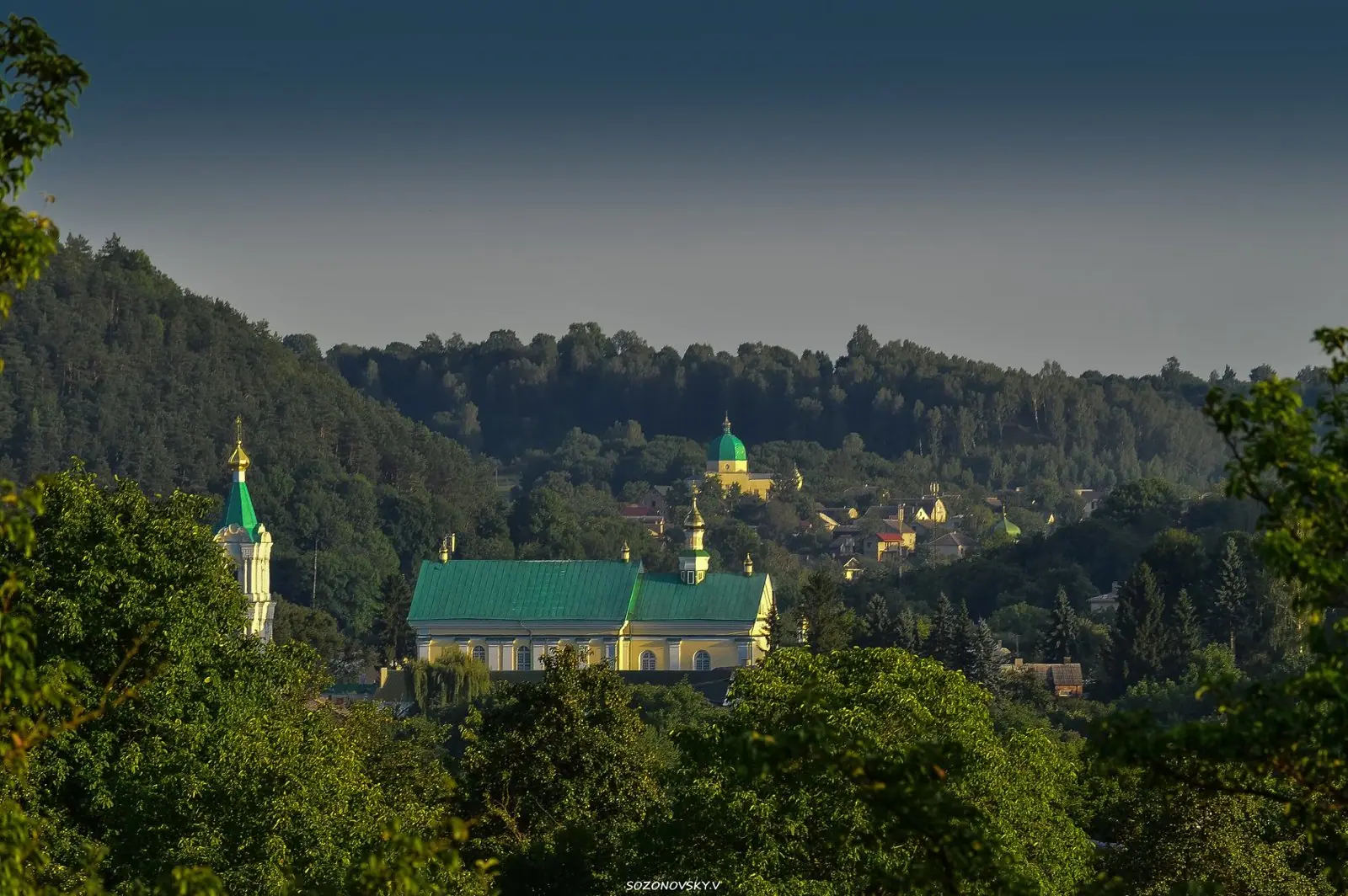 Храм серед лісу ввечері — Кременець