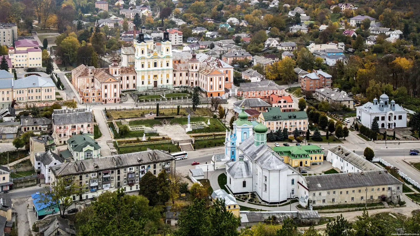 Собор і колегіум з висоти Собор і колегіум з висоти — Кременець