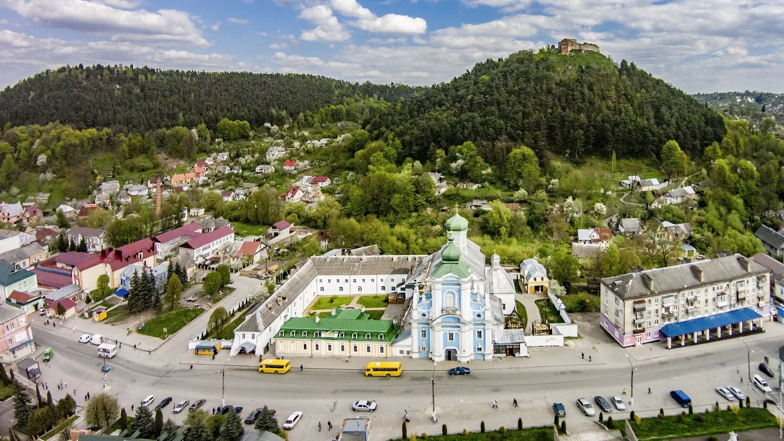 Монастирський ансамбль і Бона з висоти Монастирський ансамбль і Бона з висоти — Кременець