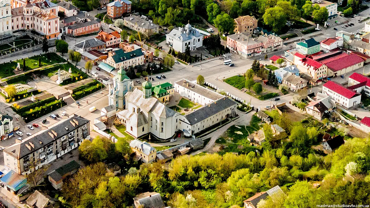 Собор серед міської забудови, аерофото Собор серед міської забудови, аерофото — Кременець