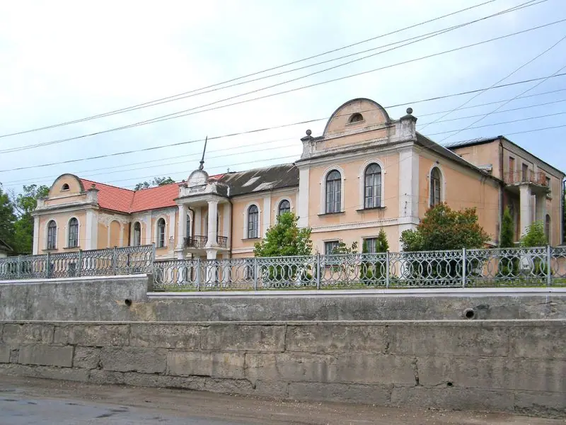 Стара будівля на вулиці міста — Кременець