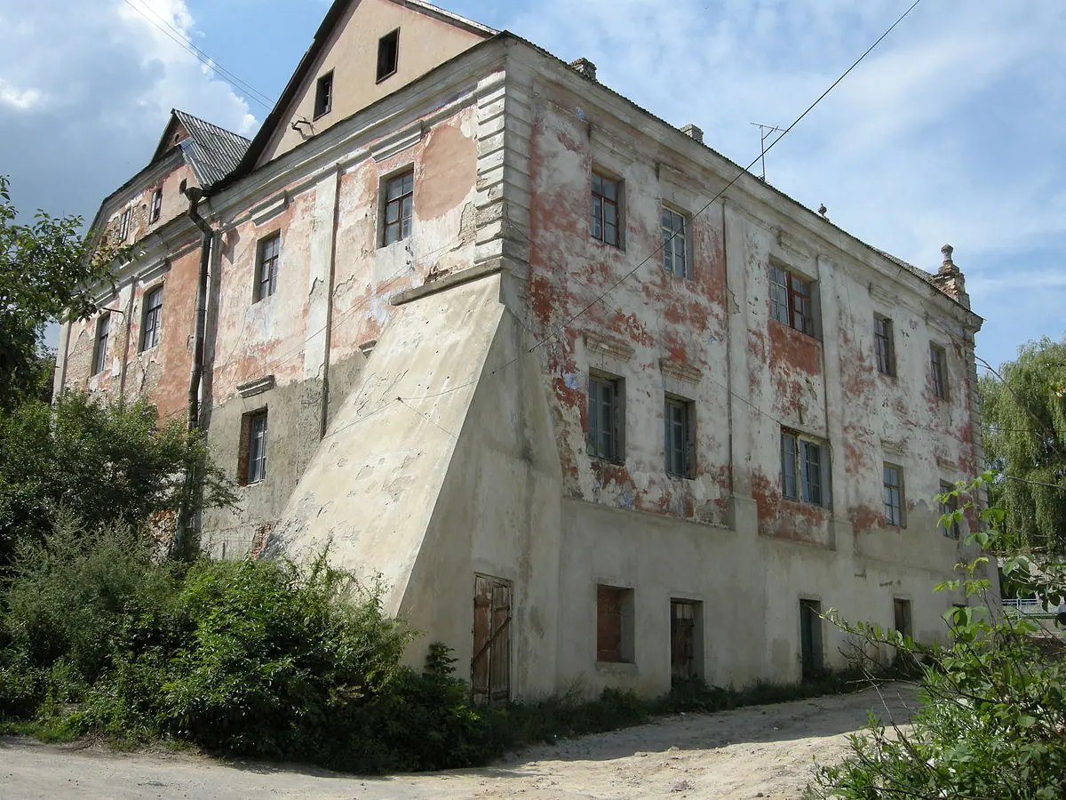 Стара кам'яниця з облупленим тиньком — Кременець