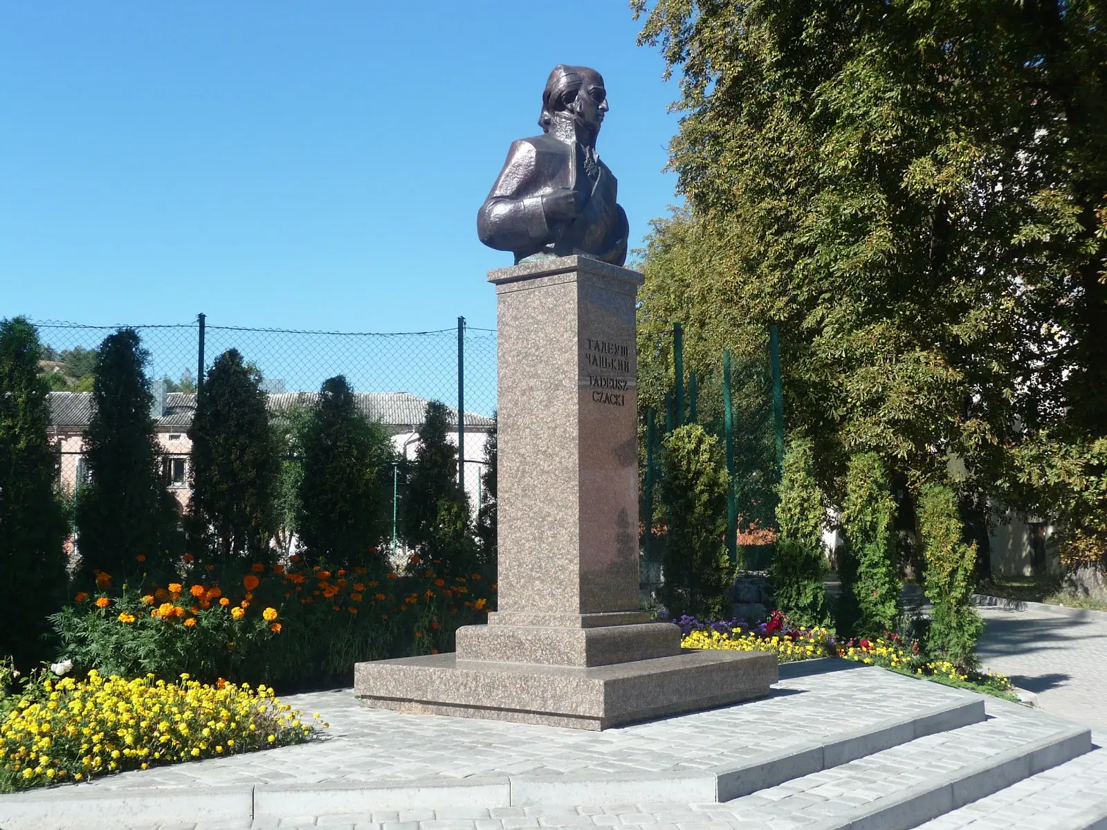 Пам'ятник-погруддя — Кременець