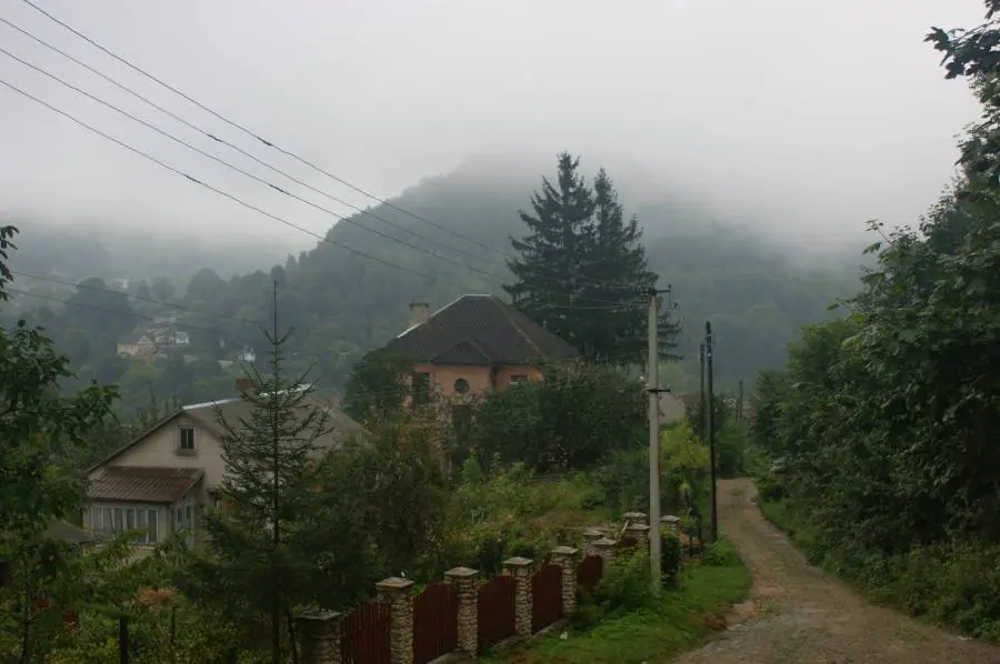 Вулиця в тумані під горою — Кременець
